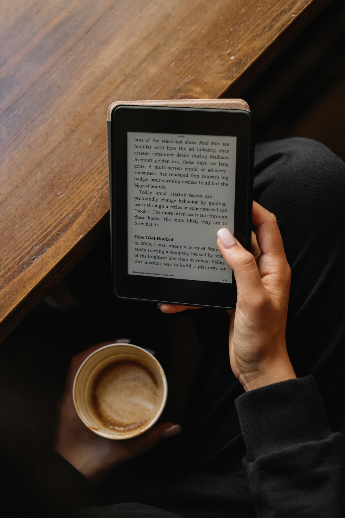 コーヒーのそばで電子書籍を読むひととき